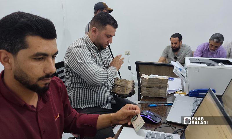 موظفون يستبدلون العملة القديمة في بريد الرقة - 16 تموز 2026 (عنب بلدي/ أحمد الحمدي)