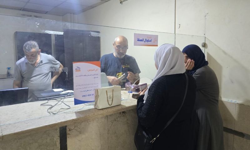 من عملية سحب العملة السورية القديمة في إحدى مراكز مؤسسة البريد السورية - 30 تموز 2026 (السورية للبريد)