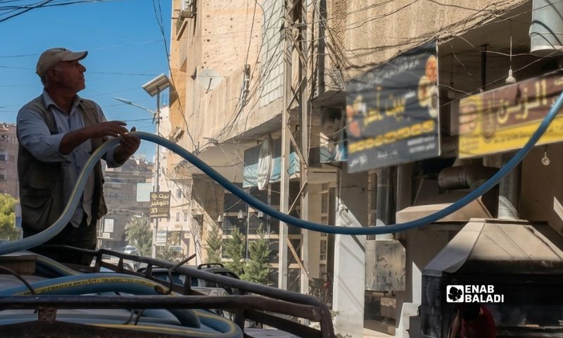 أحد باعة المياه في أحياء مدينة دمشق - 11 آب 2026 (عنب بلدي/ سعيد خشفة)
