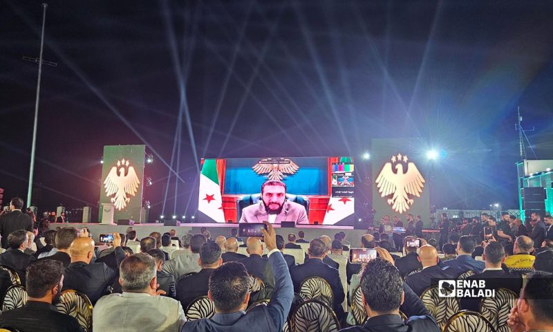 الرئيس السوري أحمد الشرع يلقي كلمة عبر الاتصال المرئي خلال افتتاح مطار دير الزور الدولي - 5 آب 2026 (عنب بلدي/جاسم العبد الله)