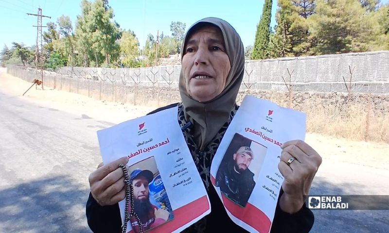 وقفة احتجاجية أمام قوات “الأندوف” في القنيطرة للمطالبة بالإفراج عن العتقلين في السجون الإسرائيلية – 17 آب 2026 (عنب بلدي)