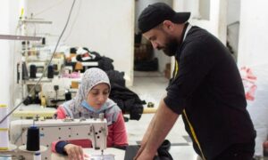 إحدى ورشات الخياطة التي يديرها شاب سوري في الإسكندرية- 24 تشرين الثاني 2021 (مفوضية اللاجئين)