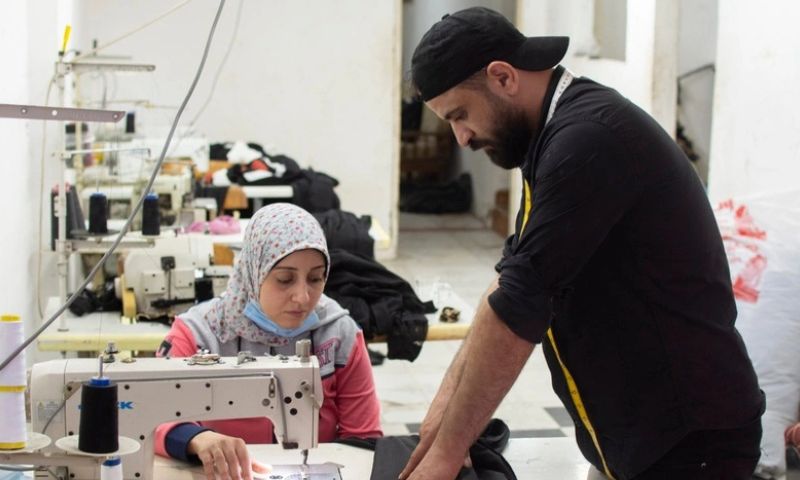 إحدى ورشات الخياطة التي يديرها شاب سوري في الإسكندرية- 24 تشرين الثاني 2021 (مفوضية اللاجئين)