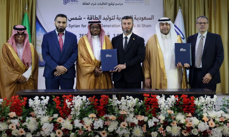 ممثلو وزارة الطاقة السعودية ووزارة الطاقة السورية وشركة الحرفي السعودية بعد توقيع 3 اتفاقيات لتوليد الكهرباء من الطاقة الشمسية في ريف دمشق بقيمة مليار دولار - 5 آب 2026 (سانا)