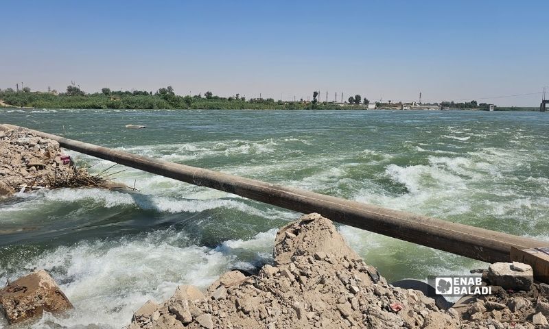 خروج الجسر الترابي في دير الزور لارتفاع منسوب مياه نهر الفرات - 28 آب 2026 (عنب بلدي)