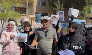 ذوو معتقلين سوريين لدى إسرائيل يتظاهرون في دمشق للإفراج عن أبنائهم - 24 آب (عنب بلدي)