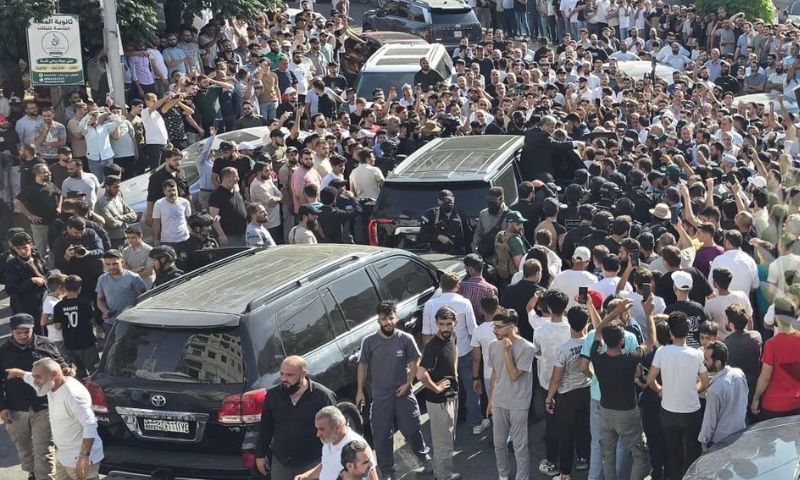 أهالي بلدة عين منين يستقبلون وفدًا حكوميًا بعد التوصل إلى تفاهم بشأن مطالبهم - 2 آب 2026 ( تنسيقية أحرار عين منين/ فيسبوك)