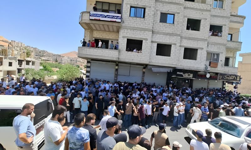 لقطة شاشة من فيديو لاعتصام عدد من أهالي منطقة عين منين بريف دمشق للمطالبة بالإفراج عن المحتجزين لدى الأمن السوري - 2 آب 2026 (تنسيقية أحرار عين منين/ فيسبوك)