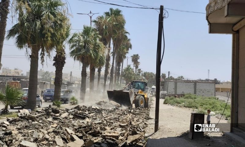 آلية ثقيلة تقوم بإزالة طبقات الزفت القديمة من طريق المشلب العام في مدينة الرقة بهدف تأهيله - 25 تموز 2026 (عنب بلدي/ أحمد الحمدي)