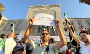 وقفة احتجاجية أمام القصر العدلي في دمشق للمطالبة بتفعيل قانون تجريم الأسدية - 30 حزيران 2026 (الجزيرة)