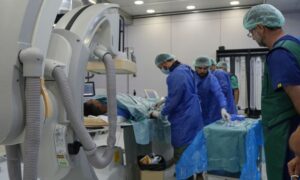 طاقم طبي يجري عملية جراحية في المشفى الوطني بمحافظة درعا - 21 حزيران 2026 (محافظة درعا/تلجرام)