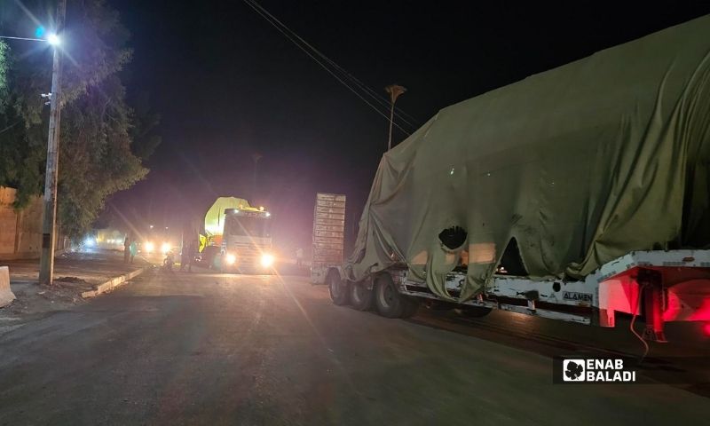 عربات تركية تتجه لبناء جسر حربي يربط ضفتي نهر الفرات في منطقة الميادين في دير الزور - 28 آب 2026 (عنب بلدي/ جاسم العبدالله)