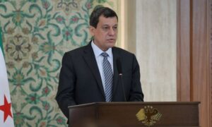 مظلوم عبدي خلال إعلانه حل 