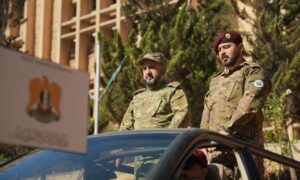 وزير الدفاع السوري مرهف أبو قصرة وإلى جانبه القيادي سيف الدين بولاد أبو بكر خلال استعراض للفرقة 76 - 1 تموز 2025 (وزارة الدفاع)