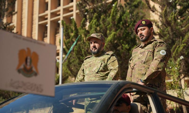 وزير الدفاع السوري مرهف أبو قصرة وإلى جانبه القيادي سيف الدين بولاد أبو بكر خلال استعراض للفرقة 76 - 1 تموز 2025 (وزارة الدفاع)
