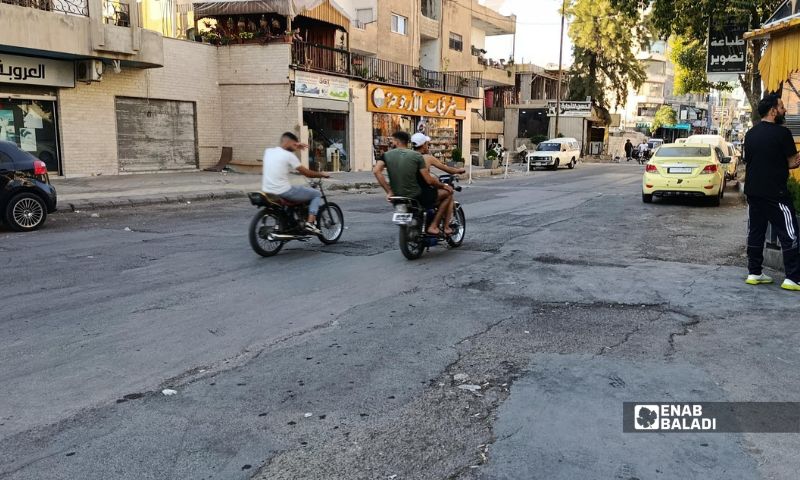 شبان يقودون دراجات نارية في شارع القنوات بمدينة السويداء - 11 آب 2026 (عنب بلدي)