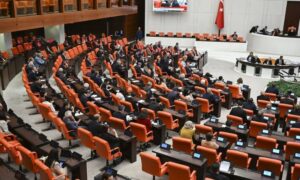 البرلمان التركي يقر قانونًا لحل حزب العمال الكردستاني – 10 آب 2026 (الأناضول)