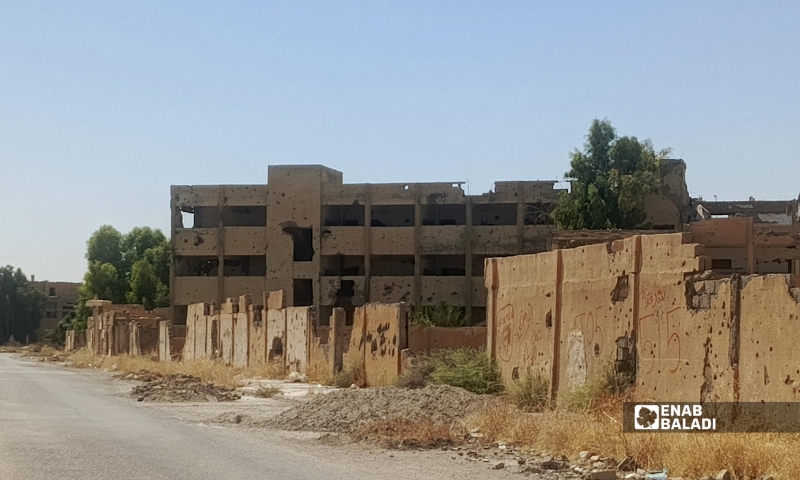 آثار الدمار الذي لحق بإحدى المدارس في حي خسارات بدير الزور - 9 أيلول 2026 (عنب بلدي)