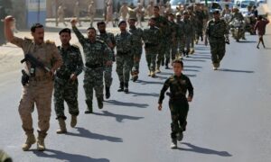 عناصر مسلحة من جماعة الحوثي تنظم مسيرًا عسكريًا - 10 أيلول 2026 (AFP)