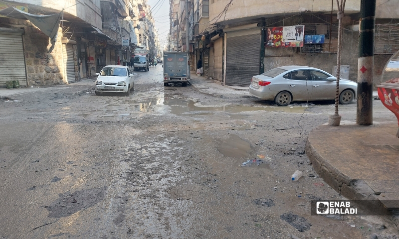 تجمع لمياه الأمطار في شارع بحي صلاح الدين بمدينة حلب - 3 كانون الثاني 2026 (عنب بلدي)