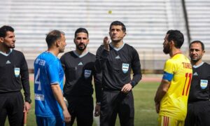 حكم الساحة يجري قرعة بين قائدي ناديي تشرين وحطين قبل بداية المباراة - 1 نيسان 2026 (نادي تشرين الرياضي)