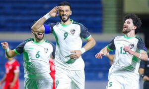 حتفل مهاجم المنتخب السوري عمر السومة بتسجيله هدف الفوز في شباك المنتخب الأفغاني ضمن التصفيات المؤهلة لكأس آسيا 2027- 10 حزيران 2025 (سانا)