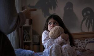 
قد ينجح التخويف في ضبط سلوك الطفل سريعًا لكنه قد يترك مخاوف تستمر معه إلى سنوات لاحقة 