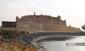قلعة "جعبر" في ريف الرقة الغربي وسط بحيرة سد الفرات - 1 تشرين الثاني 2024 (عنب بلدي/أحمد الحمدي)
