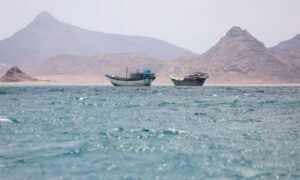 قوارب بالقرب من ساحل باب المندب في اليمن -  2  نيسان 2026 (رويترز)