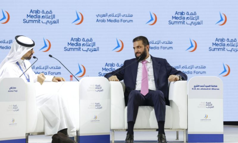 الرئيس السوري أحمد الشرع متحدثا في منتدى قمة الإعلام العربي التي عقدت في دبي - 15 ايلول 2026 (وام)