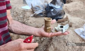 العثور على كسر متنوعة من الخزف والفخار في الموقع - 17 أيلول 2026 (عنب بلدي / أحمد الحميدي)
العثور على كسر متنوعة من الخزف والفخار في الموقع - 17 أيلول 2026 (عنب بلدي / أحمد الحميدي)