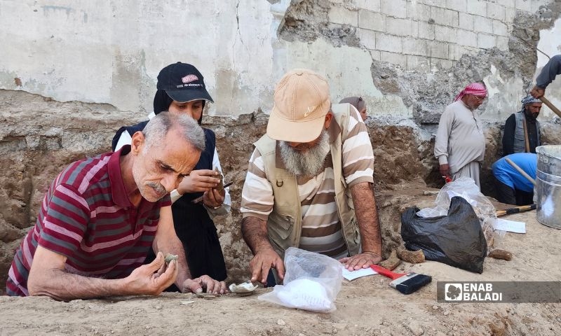 ظهرت الأرضية خلال إزالة بناء قديم بالقرب من الجامع العتيق - 17 أيلول 2026 (عنب بلدي / أحمد الحميدي)
