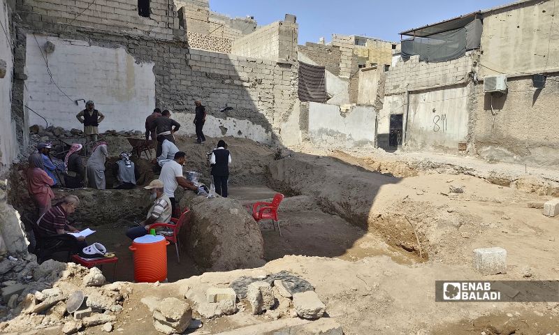 اكتشاف أرضية أثرية داخل عقار سكني مجاور للجامع العتيق - 17 أيلول 2026 (عنب بلدي / أحمد الحميدي)
