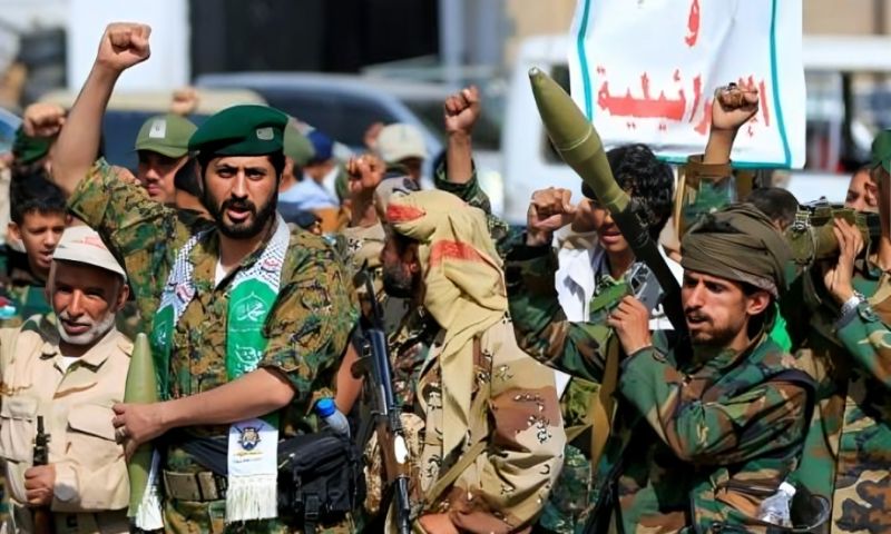 مقاتلون من الحوثيين خلال تحرك في صنعاء- 10 أيلول 2026 (AFP)