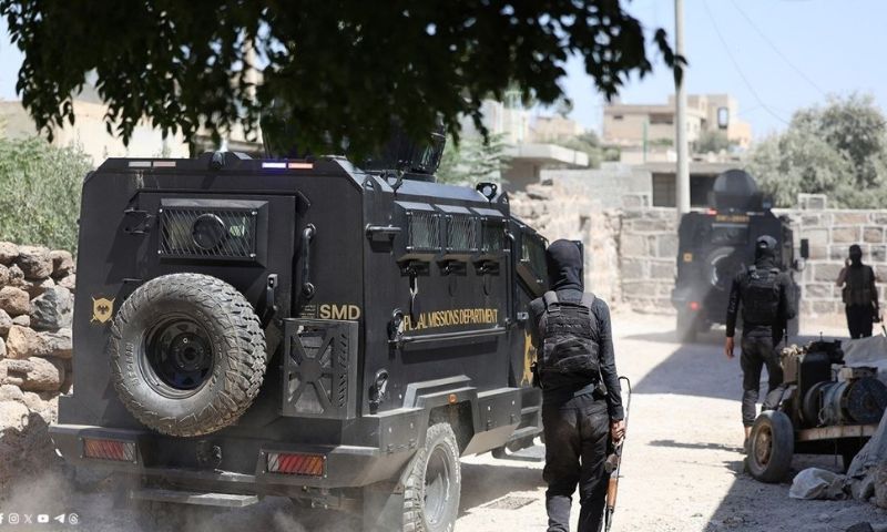 جانب من الانتشار الأمني لقوى الأمن الداخلي في مدينة الصنمين بدرعا لملاحقة وضبط خلية تتبع لتنظيم الدولة الإسلامية - 17 أيلول 2026 (وزارة الداخلية السورية)