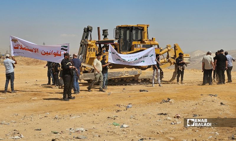 رفع المحتجون عبارات تؤكد تمسكهم بملكية أراضيهم ورفضهم التنازل عنها - 26 أيلول 2026 (عنب بلدي/ أحمد مسلماني)
