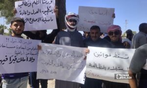 وقفة احتجاجية لمتضررين من قانون الاصلاح الزراعي في محافظة الرقة - 8 ايلول 2026 (عنب بلدي/ أحمد الحمدي)
