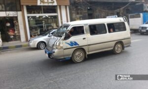 سرفيس يعمل على خط طريق الباب في مدينة حلب- 15 أيلول 2026 (عنب بلدي)