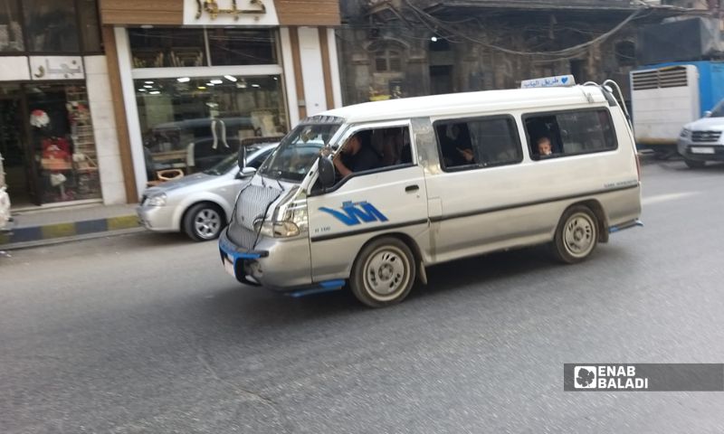 سرفيس يعمل على خط طريق الباب في مدينة حلب- 15 أيلول 2026 (عنب بلدي)
