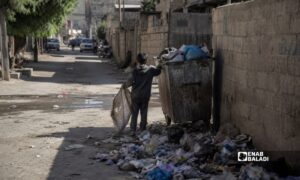 طفل ينبش القمامة من إحدى الحاويات في مدينة الحسكة - 31 آب 2026 (عنب بلدي)
