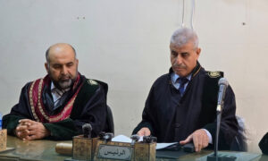 قضاة ورئيس محاكمة أحداث الساحل خلال جلسة النطق بالأحكام في القصر العدلي بحلب - 17 أيلول 2026 (الإخبارية)