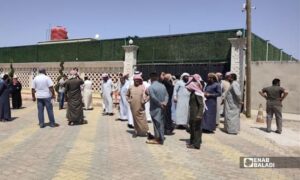احتجاجات للمزارعين أمام مبنى محافظة الرقة على تأخر صرف فواتير القمح - 12 آب 2026 (عنب بلدي)