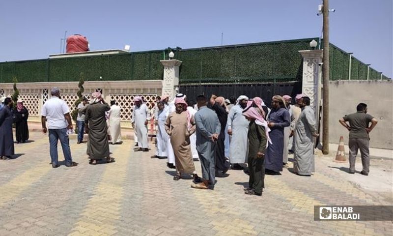 احتجاجات للمزارعين أمام مبنى محافظة الرقة على تأخر صرف فواتير القمح - 12 آب 2026 (عنب بلدي)