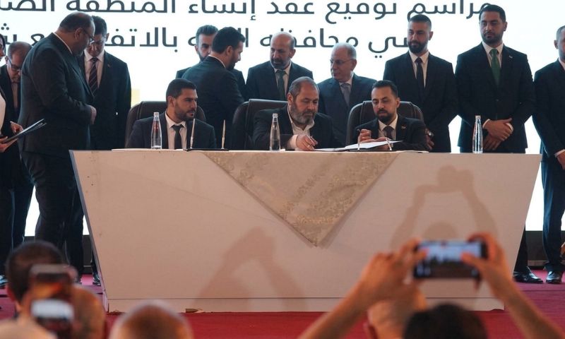 توقيع عقد بين محافظة الرقة وهيئة الاستثمار السورية مع مجموعة كيان التجارية القابضة وشركة MYB لإنشاء المنطقة الصناعية الحرفية في محافظة الرقة - 4 أيلول 2026 (فيديو سانا/لقطة شاشة)