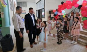 مدير تربية حلب أنس قاسم برفقة تلاميذ مع افتتاح العام الدراسي - 6 أيلول 2026 (مديرية التربية والتعليم بحلب/فيسبوك)
