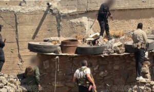 عناصر من الأمن السوري تجري عمليات تفتيش عن بعض المطلوبين في مدينة الصنمين بريف درعا - 17 أيلول 2026 (قوى الأمن الداخلي)