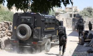 عناصر من قوى الأمن الداخلي تلاحق مجموعة مسلحة في مدينة الصنمين بريف درعا الشمالي - 17 أيلول 2026 (قوى الأمن الداخلي/ فيسبوك)