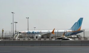طائرة تابعة لشركة "فلاي دبي" تقف على مدرج مطار دبي الدولي – 30 أيلول 2026 (أسوشيتد برس)
