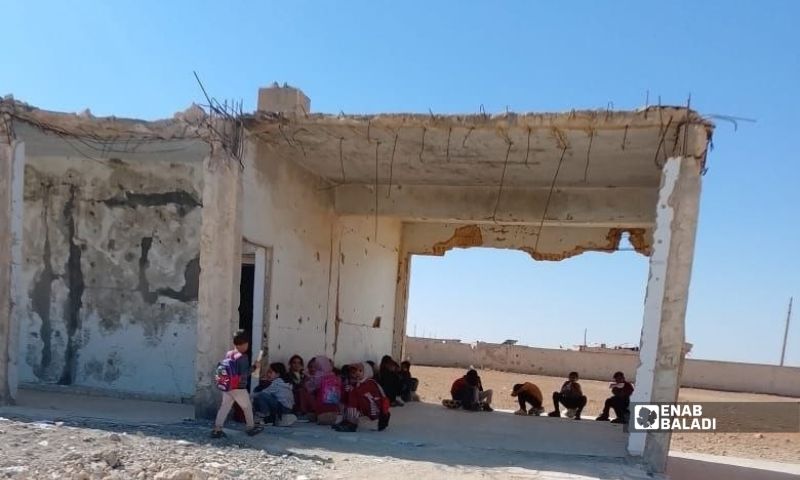 مجموعة من الطلاب يتعلمون بظروف تعليمية صعبة بقرية صلبا - 29 أيلول 2026 (عنب بلدي/عدي الحاج حسين)