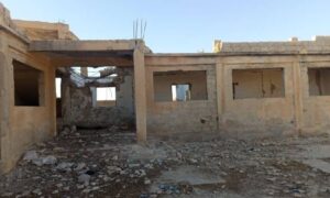 مدرسة دكيلة الشمالية الابتدائية في ريف حماة الشرقي بعد تعرضها لدمار جزئي ونهب كامل لتجهيزاتها - 14 أيلول 2026 (عنب بلدي/عدي الحاج حسين)